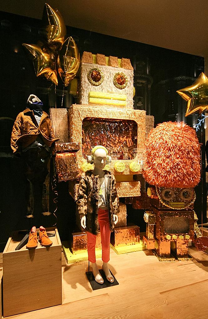 В ожидании волшебной сказки – золотистые рождественские витрины магазина одежды j.crew в лондоне, великобритания