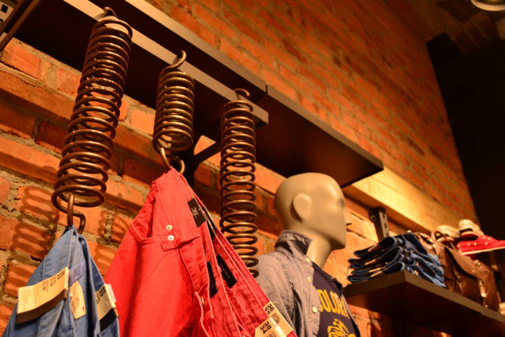 Необычные интерьеры магазинов: смелое решение бутика jeans team store