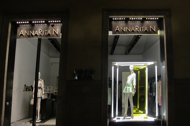 Геометрические пропорции витрин бутика annarita n от компании arte vetrina project, милан, италия