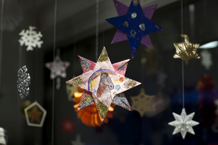 298 Звезд в рождественской витрине магазина одежды в амстердаме в память о погибших при крушении самолета mh17
