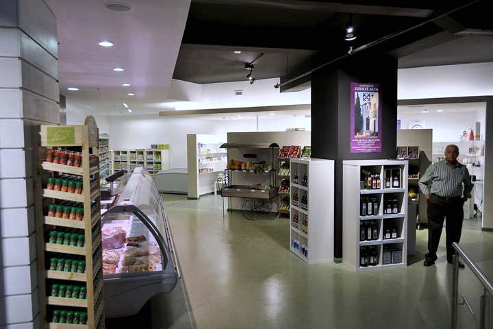 Необычный дизайн продуктового магазина la aldea biomarket