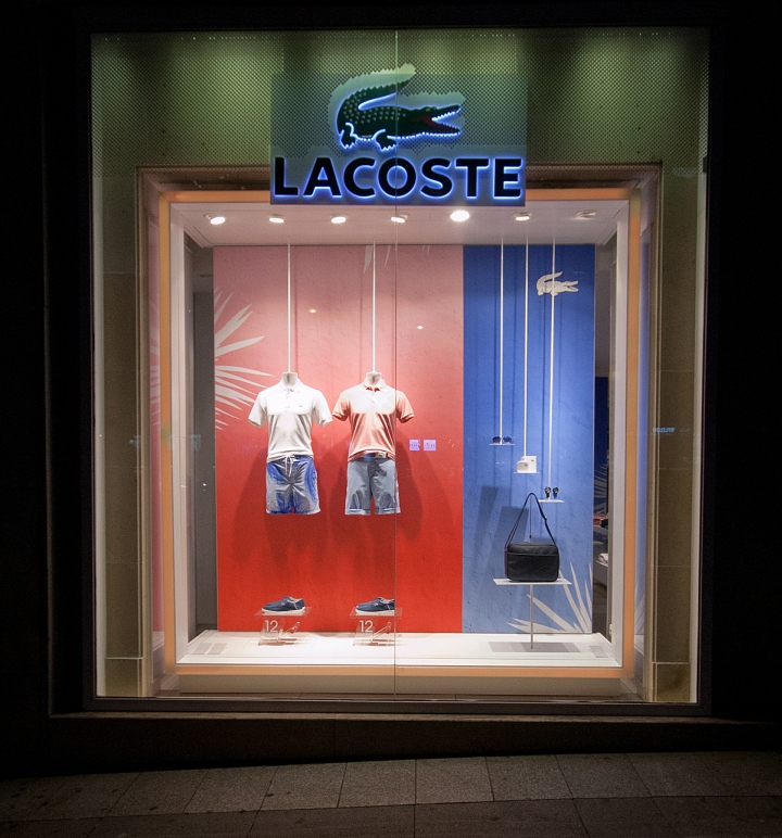 Яркое и красочное оформление витрины бренда lacoste лето 2014