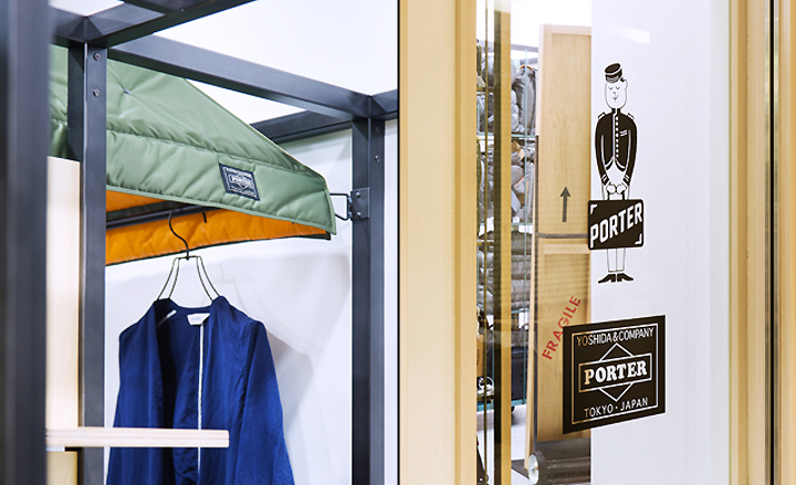 Сдержанный интерьер магазина сумок porter stand – красота в простоте, токио, япония