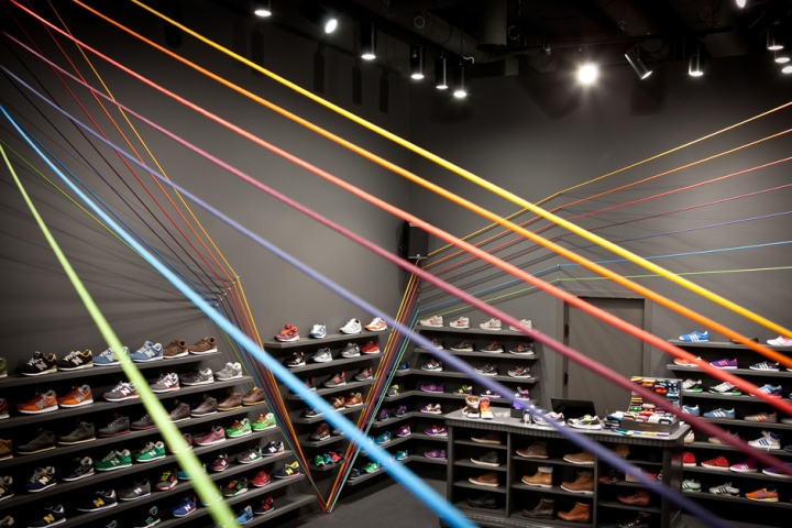 Необычное оформление магазина спортивной обуви run colors