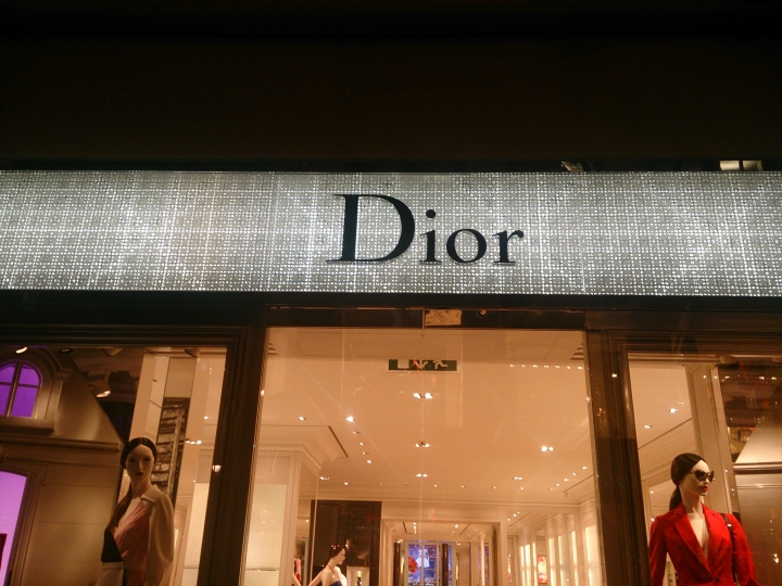 В томительном ожидании праздника – оформление витрин бутика dior перед рождеством, лондон, великобритания