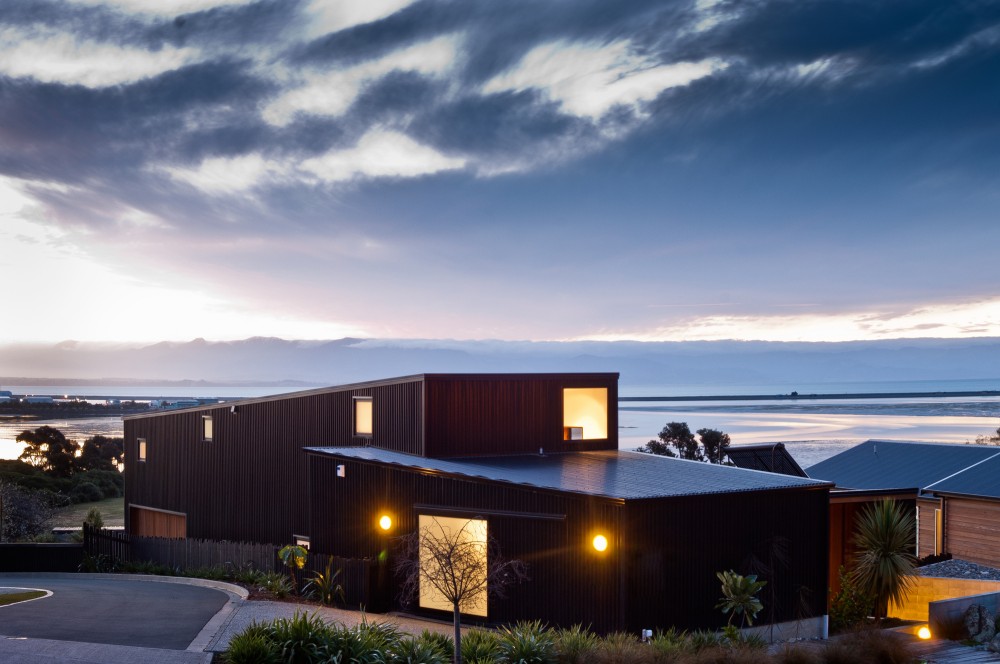 Красочный дом на берегу залива в nelson city — беззаботное детство от kerr ritchie, новая зеландия