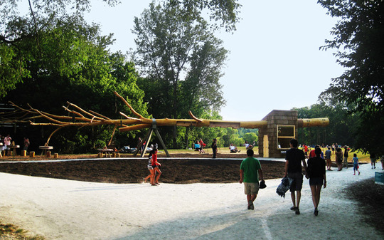 Новая жизнь срубленного дерева: потрясающий мини-парк развлечений из поваленного ствола