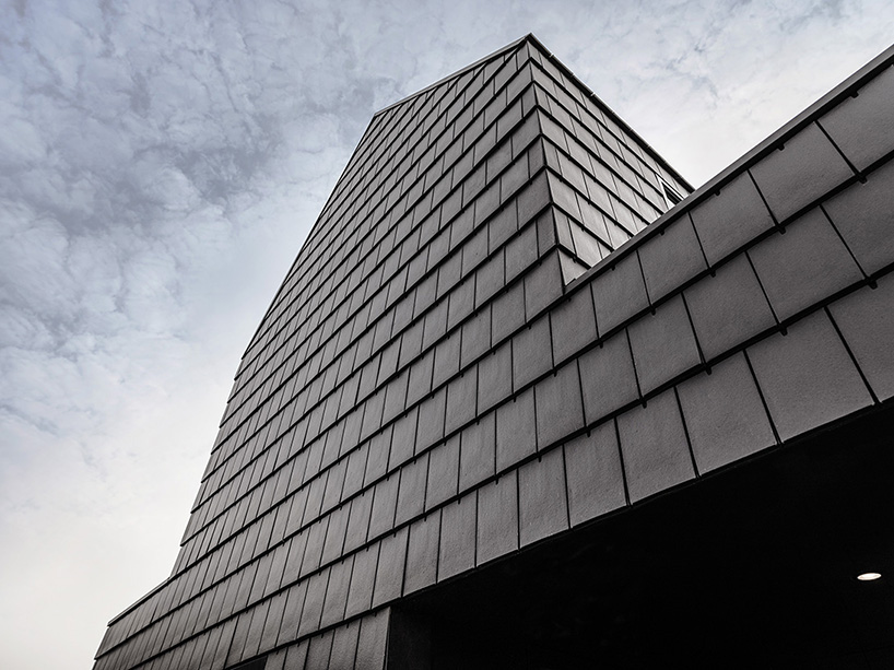 Неприступная холодная крепость чёрного цвета – v-house от baksvan wengerden architecten, алкмар, нидерланды