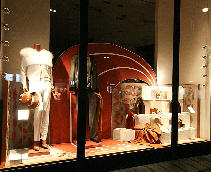 Роскошная и стильная витрина дома моды hermes с эксклюзивной коллекцией, вена, австрия