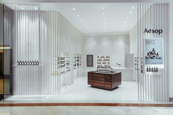 Вертикальная ориентация и белый цвет — оформление магазина косметики и парфюмерии aesop в куала-лумпур