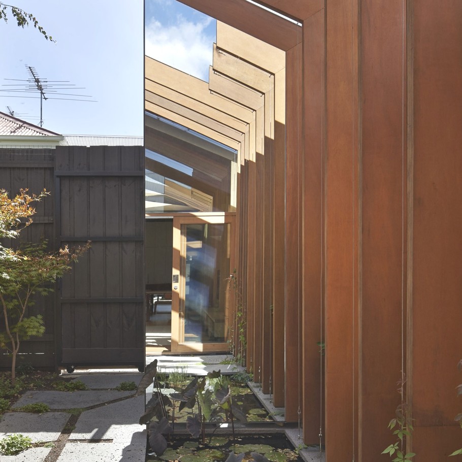Впечатляющий дизайн-проект частного дома с оригинальной деревянной отделкой