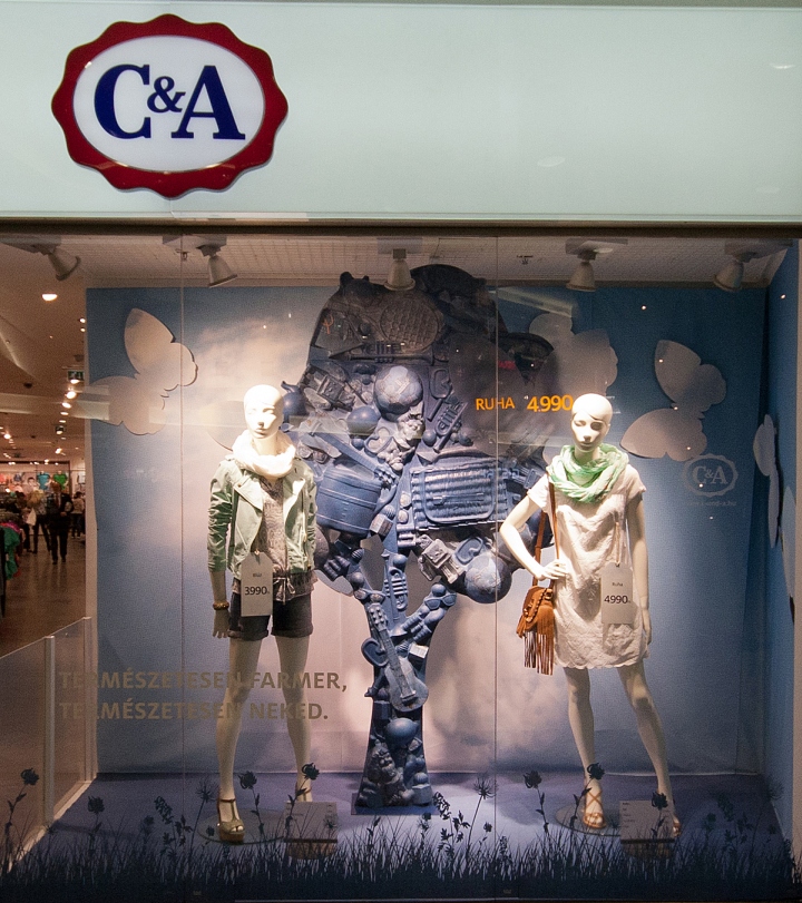 Концептуальное оформление витрины бутика модной одежды c #038; a — стильный фон для свежей коллекции