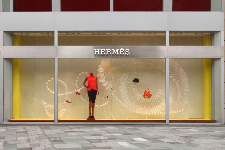 Стильный минимализм витрины hermes – оригинальная «спортивная» идея от design systems ltd в китае