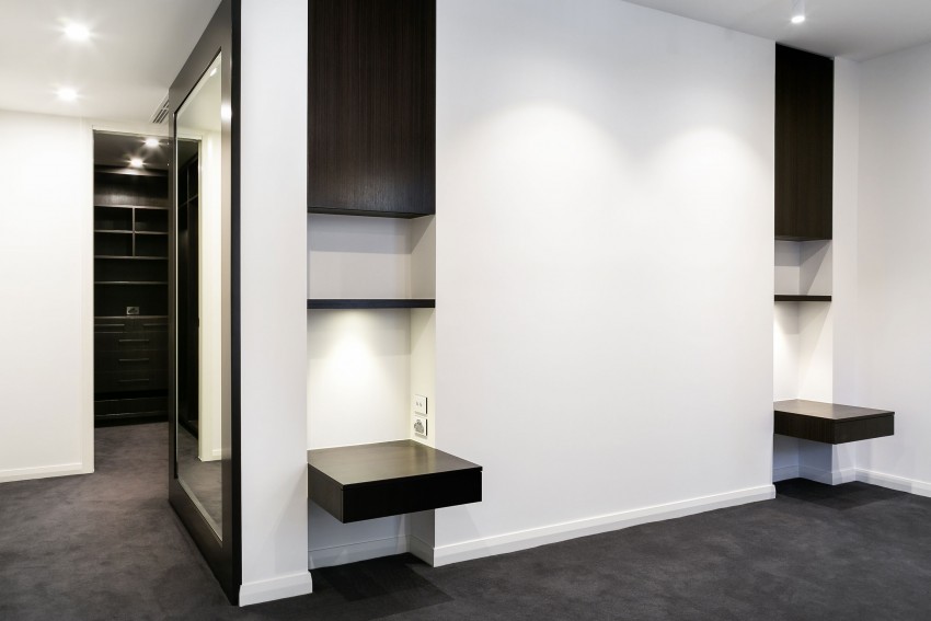 Стильный и красивый дизайн интерьера квартиры в контрастной цветовой гамме