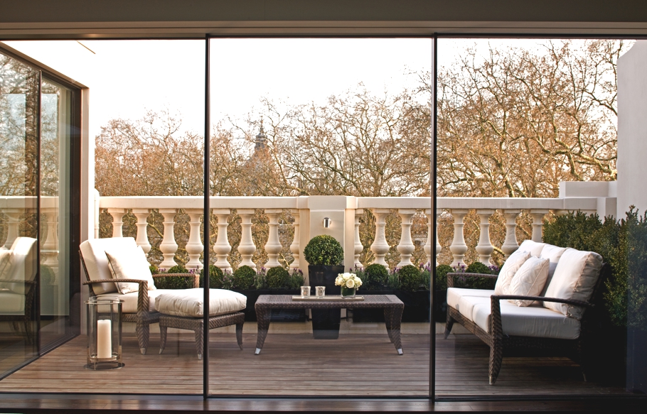 Интерьер дома в английском стиле с панорамным балконом