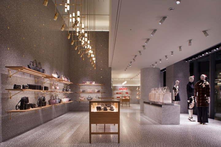 Изысканный дизайн магазина аксессуаров и одежды valentino в токио
