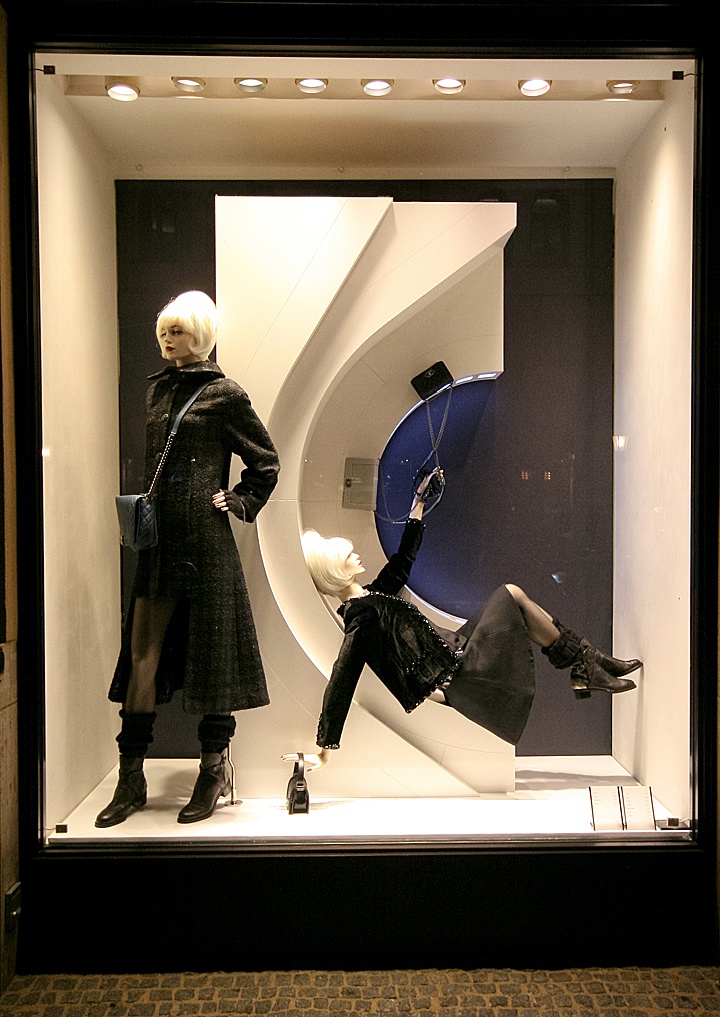Роскошь, доступная всем – уникальное оформление главной витрины бутика одежды chanel в мюнхене