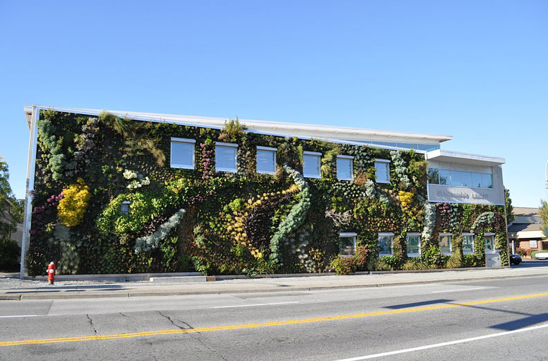 Живая стена или уникальный фасад здания публичной библиотеки semiahmoo от green over grey, ванкувер, канада