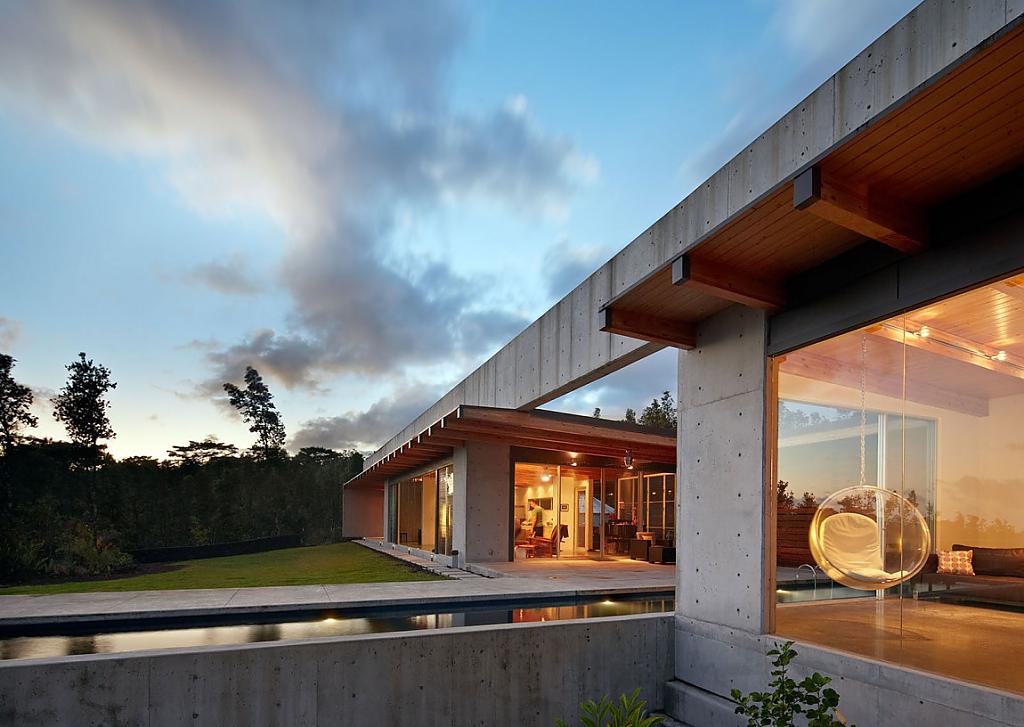 Дизайн-проекты одноэтажных домов: lavaflow 7 от craig steely architecture — густой лес вокруг и океан вдалеке, pahoa, hawaii, сша