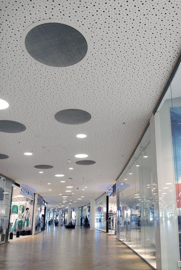 Современное оформление потолка в торговом центре lorenskog в норвегии