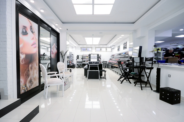 Идеальный чёрно-белый интерьер магазина брендовой косметики nyx