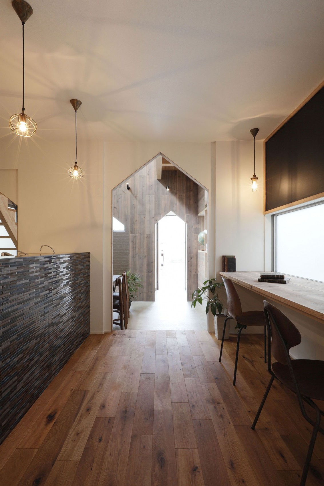 Классика, готика и минимализм в проекте hazukashi house – причудливое сочетание стилей от студии alts design office в киото