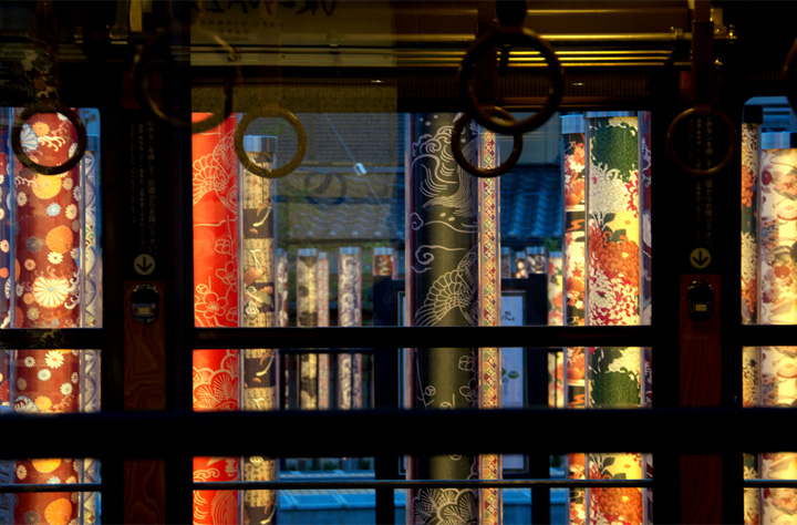 Лабиринт из светящихся фонарей — уникальное оформление ж.д. станции keifuku arashiyama от студии glamorous, киото, япония