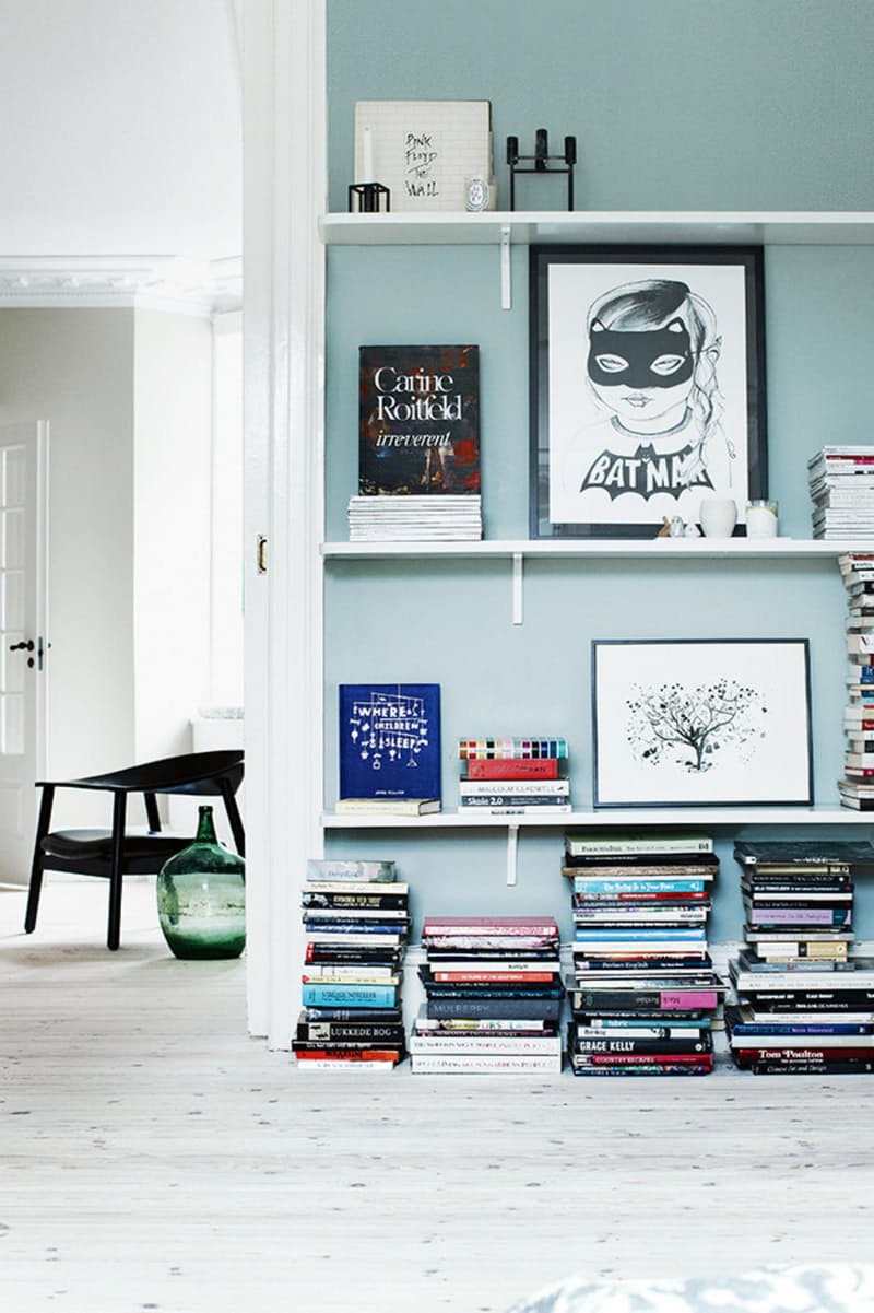 Книжные шкафы в интерьере дома: подборка непринуждённых образов