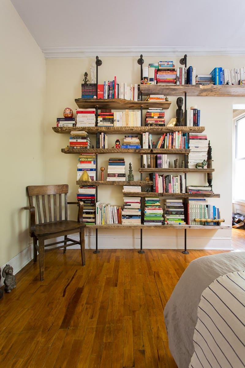 Книжные шкафы в интерьере дома: подборка непринуждённых образов