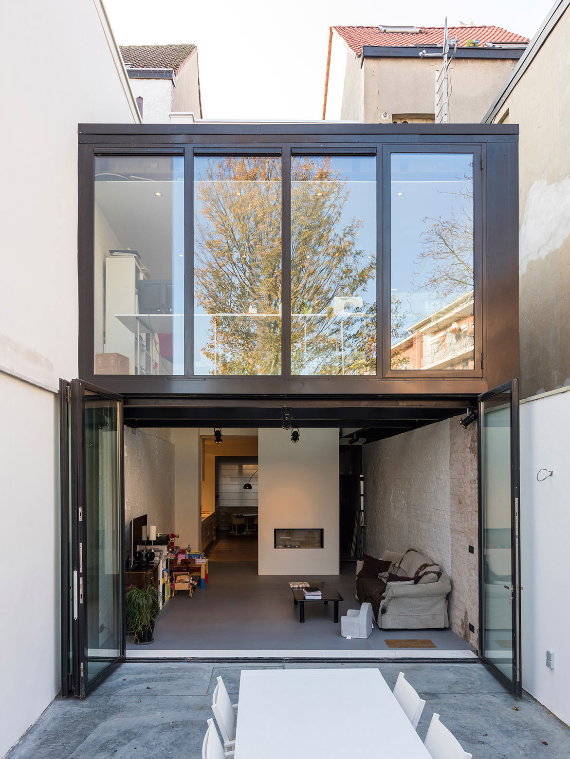 Проекты домов со стеклянным фасадом: грандиозная реконструкция маленького коттеджа в антверпене