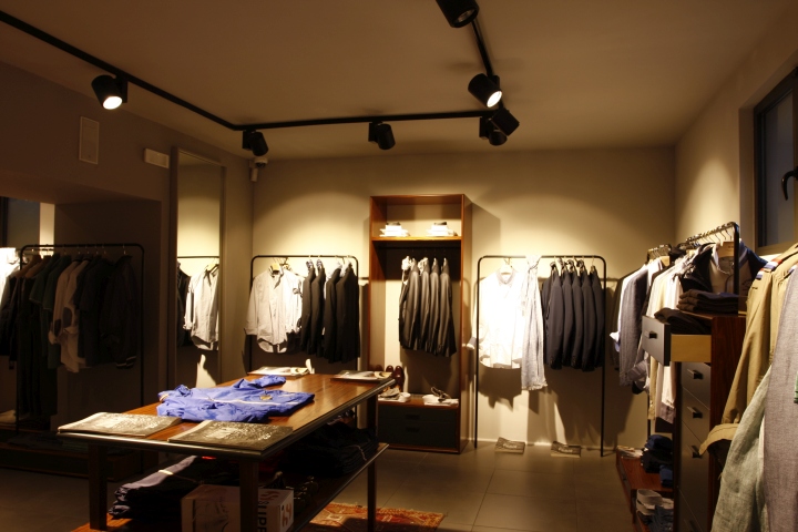 Игра контрастов — дизайн небольшого магазина одежды liberty в италии