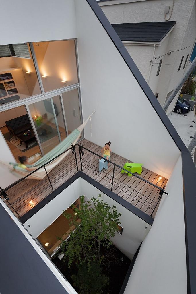 Необычный асимметричный проект ofuna в камакура от студии level architects или если у дома «снесло крышу»;