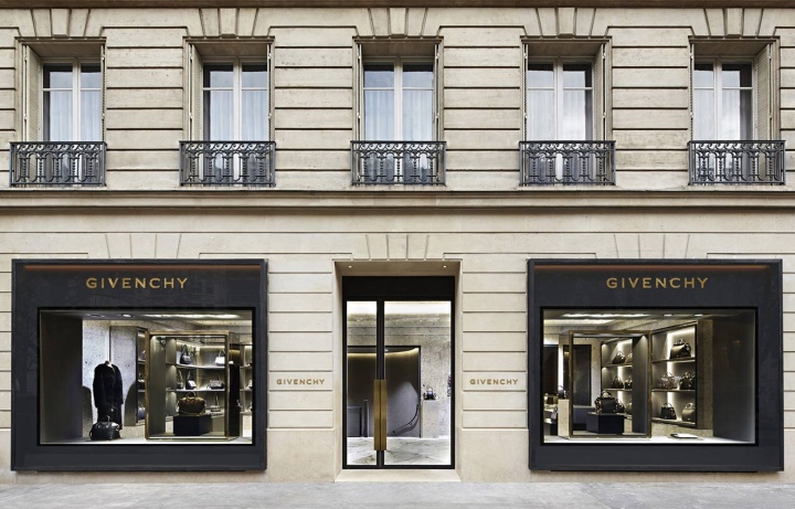 Элегантность и аристократизм фирменного бутика givenchy на авеню монтень, париж, франция