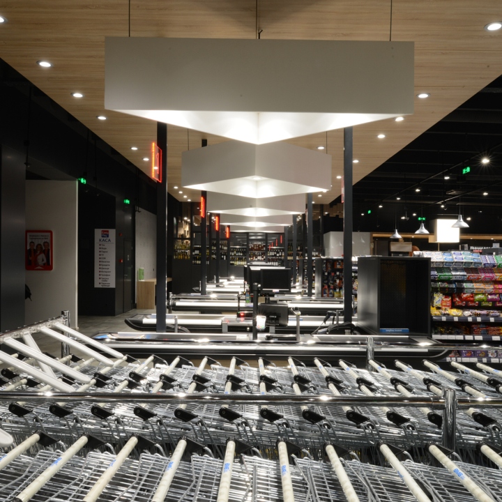 Эффективный дизайн супермаркета vmv, сочетающий в себе зрелищную геометрию и сбалансированную палитру