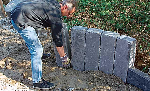 Элегантная мощь: подпорная стенка из бетонных поребриков прослужит не один сезон