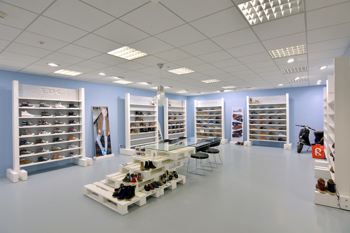 Демонстрационный зал одежды, обуви и аксессуаров fros brussel showroom от рекламного агентства confetti reclamefabriek, брюссель, бельгия